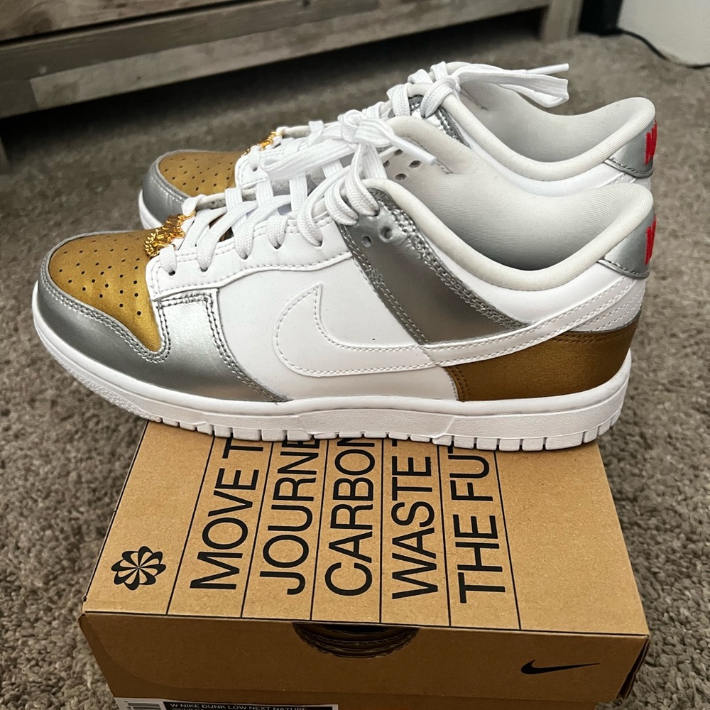 Women’s size 7 Nike Dunk Low SE